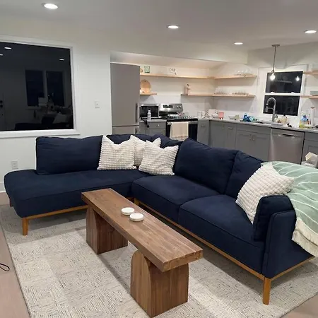 New 2024-Renovated Modern Farmhouse - 4 Bed Top Floor Unit
